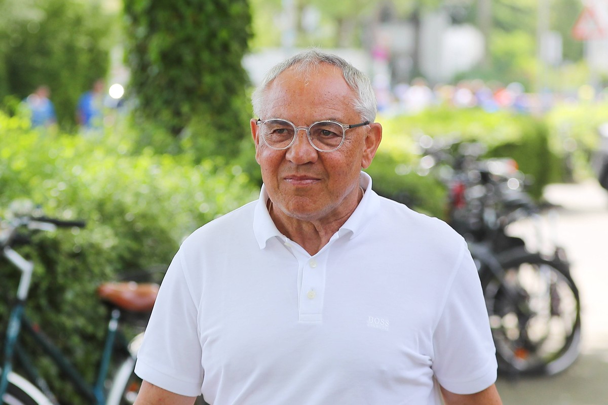 15.05.2022, xtvx, Fussball 2.Bundesliga, SV Darmstadt 98 - SC Paderborn emonline, emspor, v.l. Felix Magath Trainer Hertha BSC Berlin auf dem Weg ins Stadion DFL/DFB REGULATIONS PROHIBIT ANY USE OF PH ...