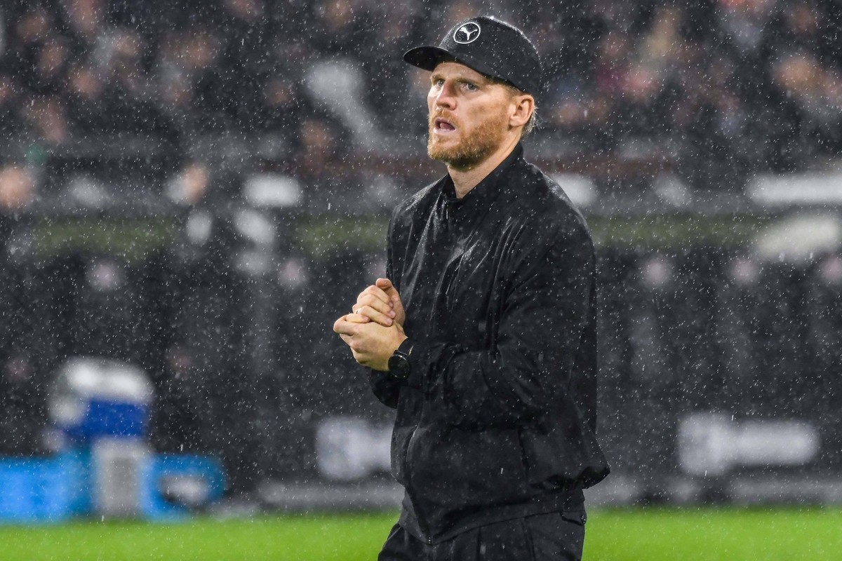 Eugen Polanski Trainer Gladbach Deutschland , Hamburg , Millerntorstadion , Fussball , 1. Bundesliga , FC St Pauli - Borussia M�nchengladbach *** Eugen Polanski Coach Gladbach Germany , Hamburg , Mill ...