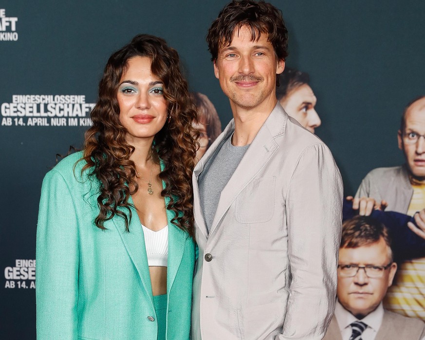 BERLIN, GERMANY - APRIL 06: Nilam Farooq and Florian David Fitz attend the premiere of the movie &quot;Eingeschlossene Gesellschaft&quot; at UCI Luxe Mercedes Platz on April 6, 2022 in Berlin, Germany ...