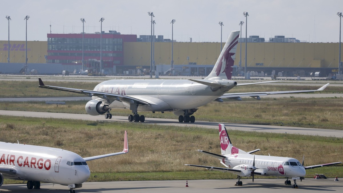 18.07.2025, Sachsen, Schkeuditz: Ein Flugzeug der Qatar Airways rollt über das Vorfeld vom Flughafen Leipzig/Halle. Wie eine Sprecherin des Bundesinnenministeriums bestätigte, startet das Flugzeug vom ...