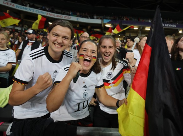 Viele deutsche Fans unterstützen das Team bei der EM in England im Stadion.