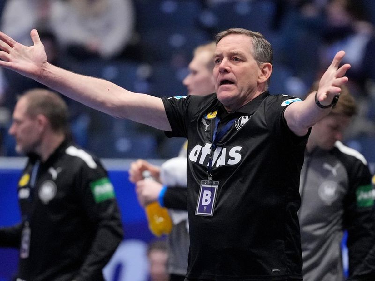 Handball, WM, Portugal - Deutschland, Finalrunde, Viertelfinale, Unity Arena, Deutschlands Bundestrainer Alfred Gislason reagiert auf den Spielverlauf. (zu dpa: «Handballer scheiden im WM-Viertelfinal ...