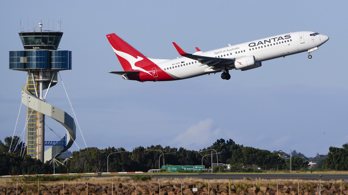 FILE - A Qantas Boeing 737 passenger plane takes off from Sydney Airport, Australia, on Sept. 5, 2022. Qantas Airways agreed to pay 120 million Australian dollars ($79 million) in compensation and fin ...