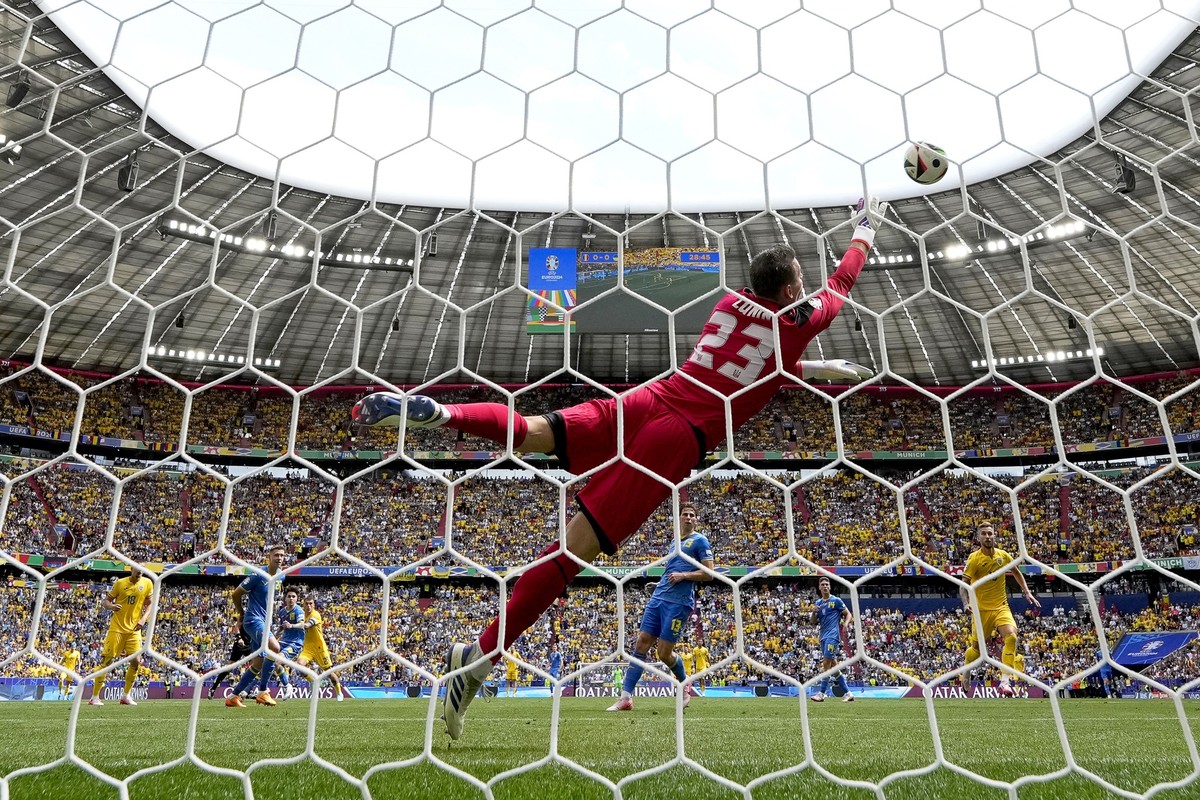 18.06.2024, Bayern, München: Fußball, UEFA Euro 2024, EM, Rumänien - Ukraine, Vorrunde, Gruppe E, Spieltag 1, München Fußball Arena, Rumäniens Nicolae Stanciu (hinten, 4.v.l) erzielt den Treffer zum 1 ...
