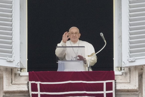 24.12.2023, Vatikan, Vatikanstadt: Papst Franziskus winkt den Gläubigen während des Angelus-Mittagsgebets auf dem Petersplatz. Foto: Gregorio Borgia/AP/dpa +++ dpa-Bildfunk +++