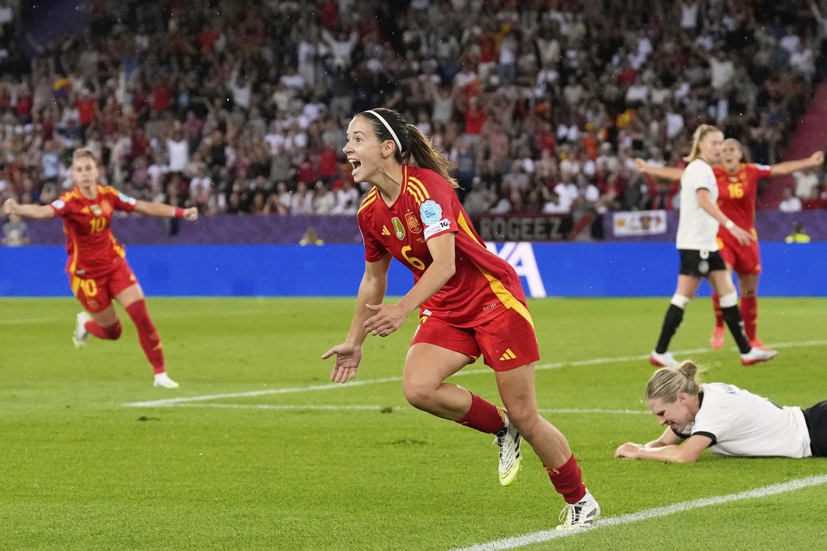 23.07.2025, Schweiz, Zürich: Fußball, Frauen: EM, Deutschland - Spanien, Finalrunde, Halbfinale. Spaniens Aitana Bonmati jubelt nach ihrem Führungstor. Foto: Alessandra Tarantino/AP/dpa +++ dpa-Bildfu ...