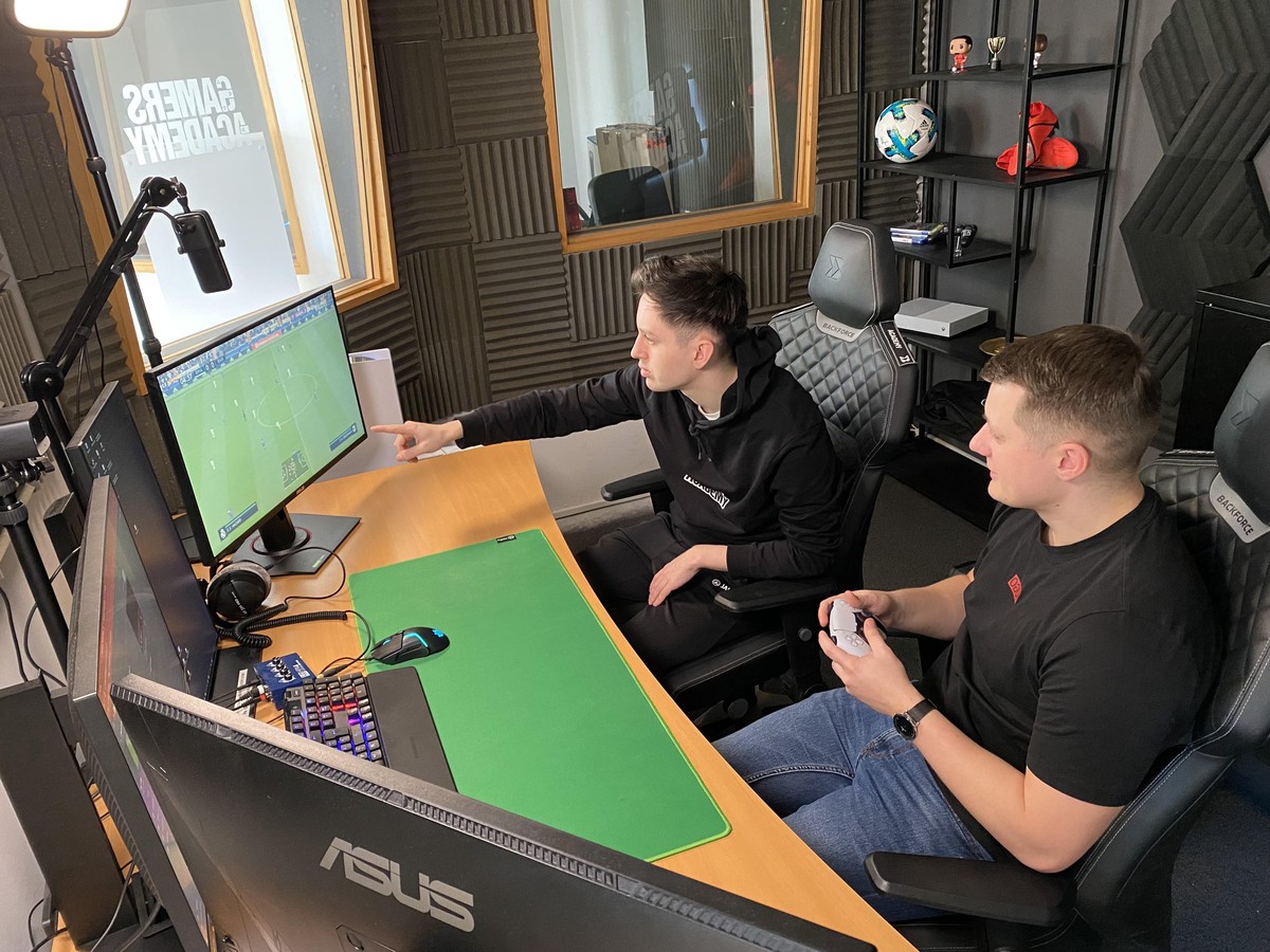 Watson Redakteur Lukas (r.) beim Coaching mit Gamers-Academy-Trainer Patrick.
