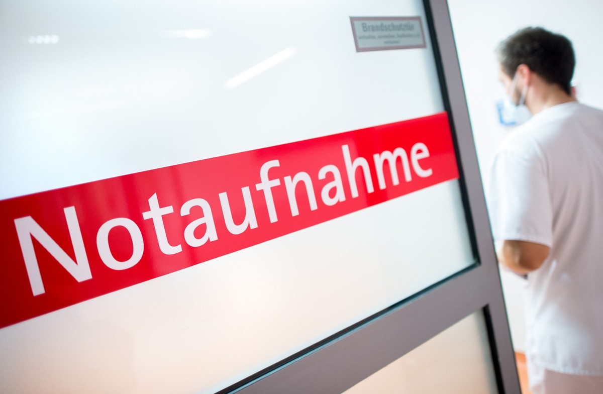 ARCHIV - 27.03.2018, Niedersachsen, Braunschweig: Ein Krankenpfleger steht in einem Krankenhaus neben einer Glast�r mit der�Aufschrift �Notaufnahme�. (zu dpa �Niedersachsen fordert Krankenhaus-Rettung ...