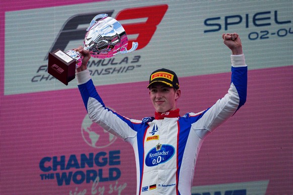 David Schumacher bejubelt seinen Sieg in Österreich