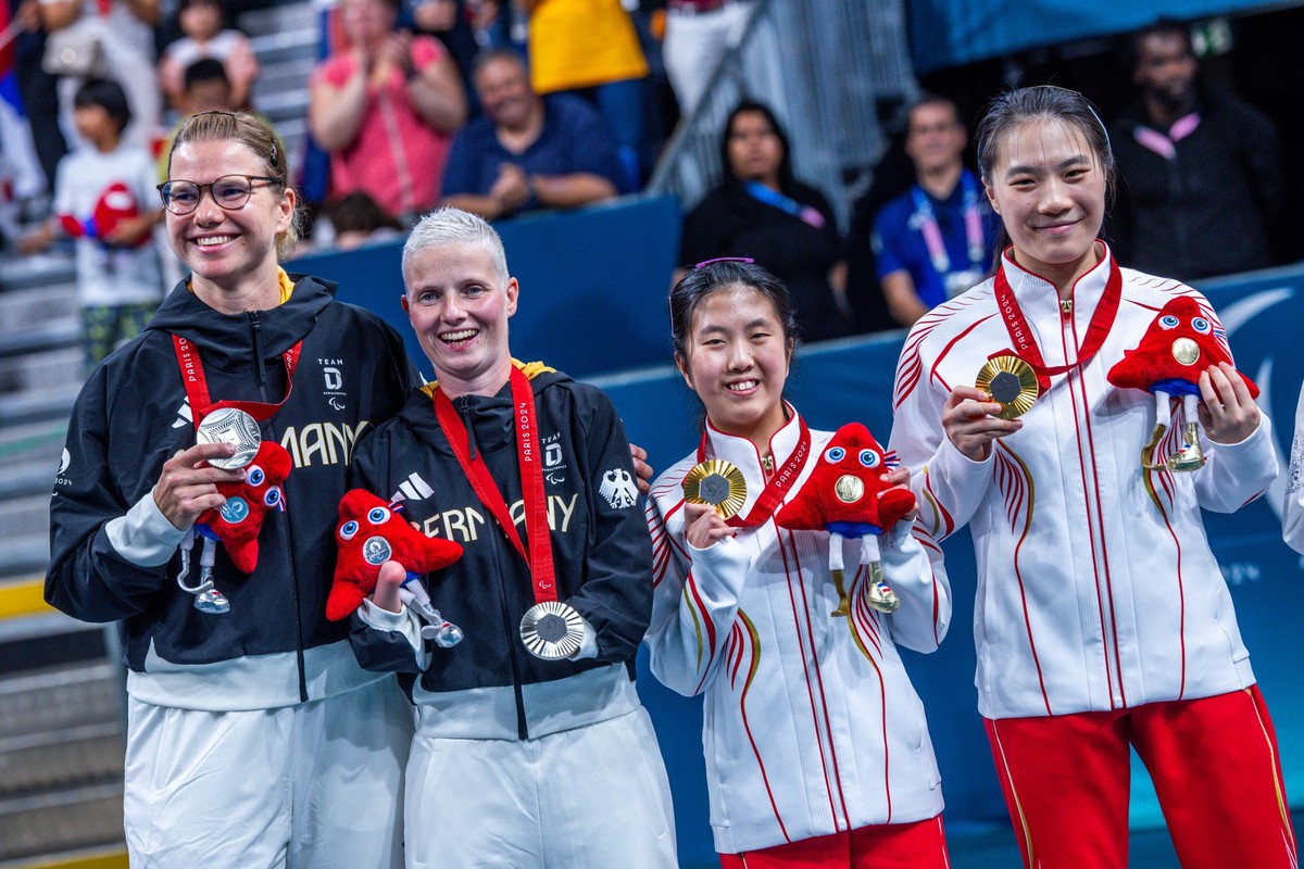 30.08.2024, Frankreich, Paris: Paralympics, Paris 2024, Tischtennis, Doppel, WD14, Frauen, Finale, South Paris Arena 4, Das Tischtennis-Duo Stephanie Grebe (2.v.l.) und Juliane Wolf (l) aus Deutschlan ...