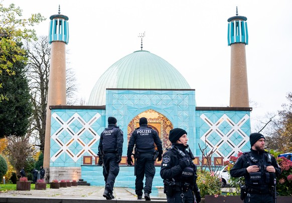 16.11.2023, Hamburg: Einsatzkr�fte der Polizei stehen w�hrend einer Razzia beim islamischen Zentrum Hamburg vor der Imam Ali Moschee (Blaue Moschee) an der Au�enalster. Im Rahmen von Ermittlungsma�nah ...