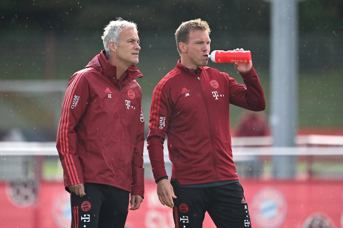 Trainer Julian NAGELSMANN Bayern Muenchen, trinkt aus einer Plastikflasche, li:Xaver ZEMBROD Co Trainer FCB. FC Bayern Muenchen,Training an der Saebener Strasse. Fussball 1. Bundesliga,Saison 2021/202 ...