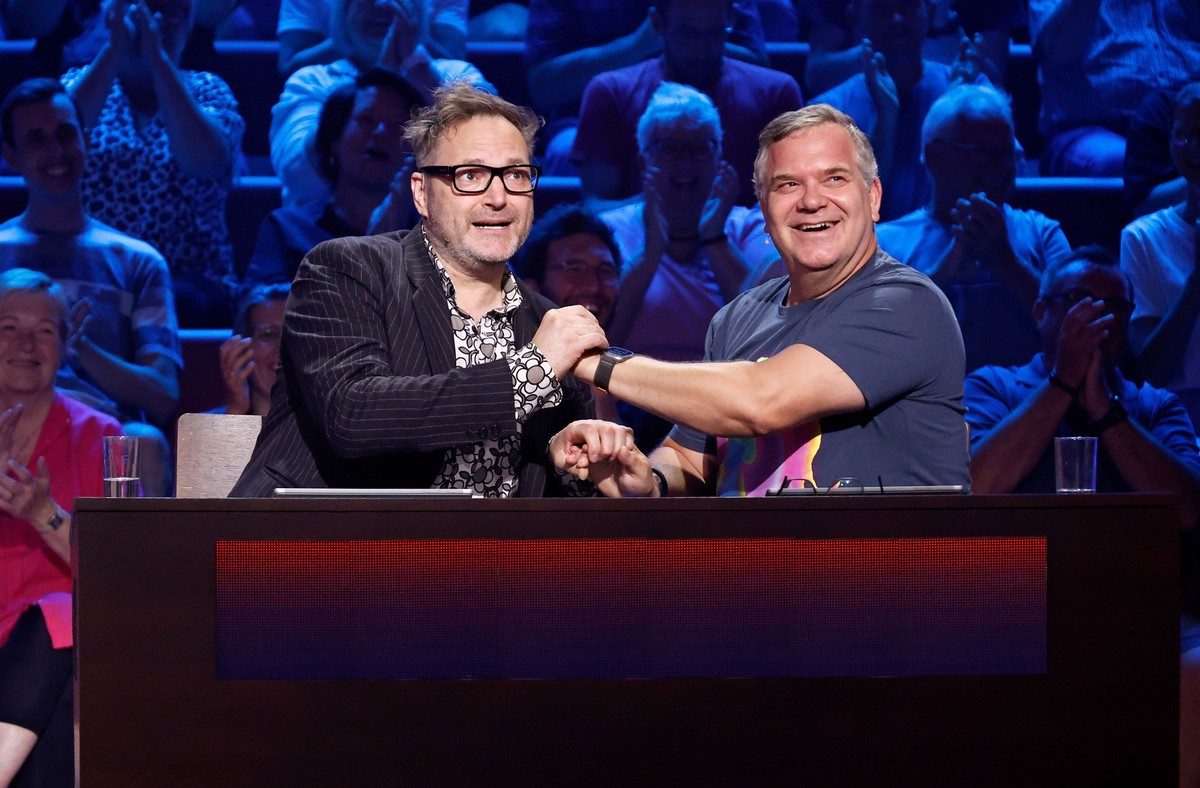ARD WER WEISS DENN SOWAS? FOLGE 1178, &quot;Mike Krüger und Paul Panzer&quot;, am Montag (21.10.24) um 18:00 Uhr im ERSTEN.
Rateteam-Kapitän Elton (r.) mit Comedian Paul Panzer (l.).
© ARD/Morris Mac  ...