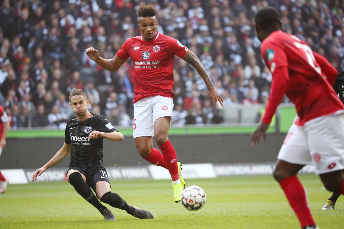 Jean-Philippe Gbamin (Mainz 05) im Zweikampf mit Mijat Gacinovic (Frankfurt) beim Spiel Eintracht Frankfurt vs. 1. FSV Mainz 05 in der 1. Fussball Bundesliga am 12.05.2019. DFL REGULATIONS PROHIBIT AN ...