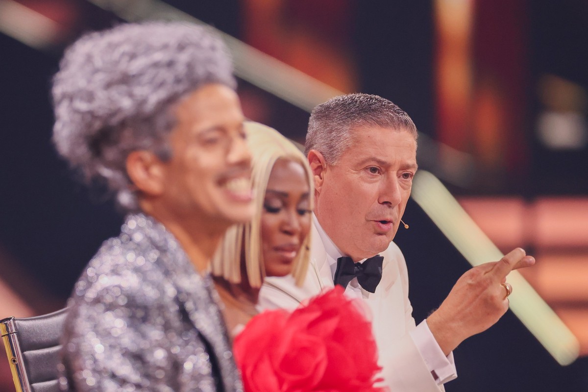 24.05.2024, Nordrhein-Westfalen, Köln: Jorge Gonzalez (l-r), Motsi Mabuse und Joachim Llambi, die Jurymitglieder, sitzen im Finale der 17. Staffel der RTL-Tanzshow &quot;Let&#039;s Dance&quot; im Colo ...