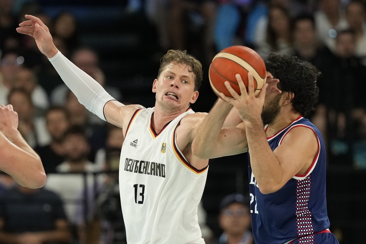 Moritz Wagner (13), of Germany scrambles for the ball against Vasilije Micic (22), of Serbia during a men&#039;s bronze medal basketball game at Bercy Arena at the 2024 Summer Olympics, Saturday, Aug. ...