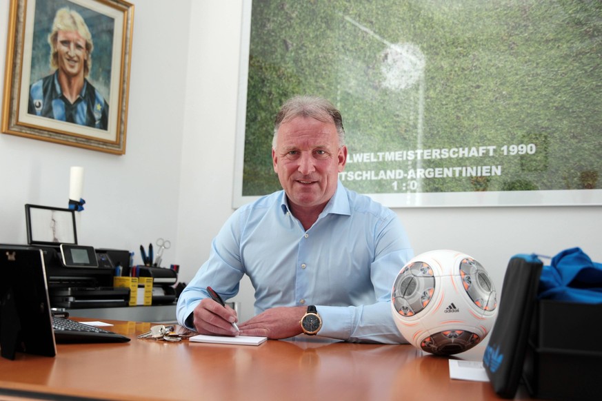 Andreas Brehme in seinem Büro in München Grünwald Andreas Brehme, Torschütze des 1:0 gegen Argentinien im Endspiel der Fussball WM 1990 in Italien München Bayern Deutschland Grünwald *** Andreas Brehm ...