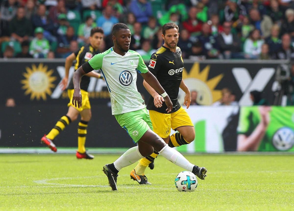 VfL vs Dortmund, 1. BL Wolfsburg, Deutschland. 19.08.2017, FU�BALL - VfL Wolfsburg vs Borussia Dortmund, 1. Bundesliga, Saison 2017-2018, Volkswagen Arena. Bild zeigt: Riechedly Bazoer (VfL Wolfsburg) ...