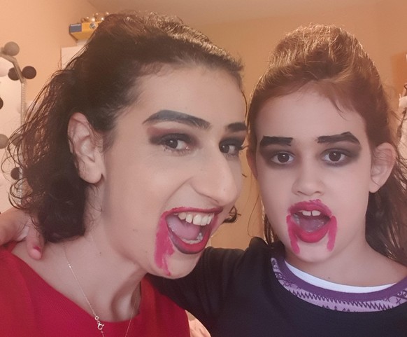 Seval mit ihrer Tochter Emma an Halloween 2019