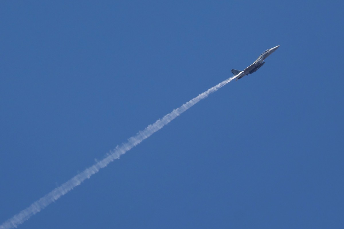 30.09.2024, Israel, Tel Aviv: Ein israelischer Kampfjet von einem Luftwaffenstützpunkt in Zentralisrael aus gesehen. Die israelische Luftwaffe hat bei den massiven Angriffen im Libanon nach Darstellun ...