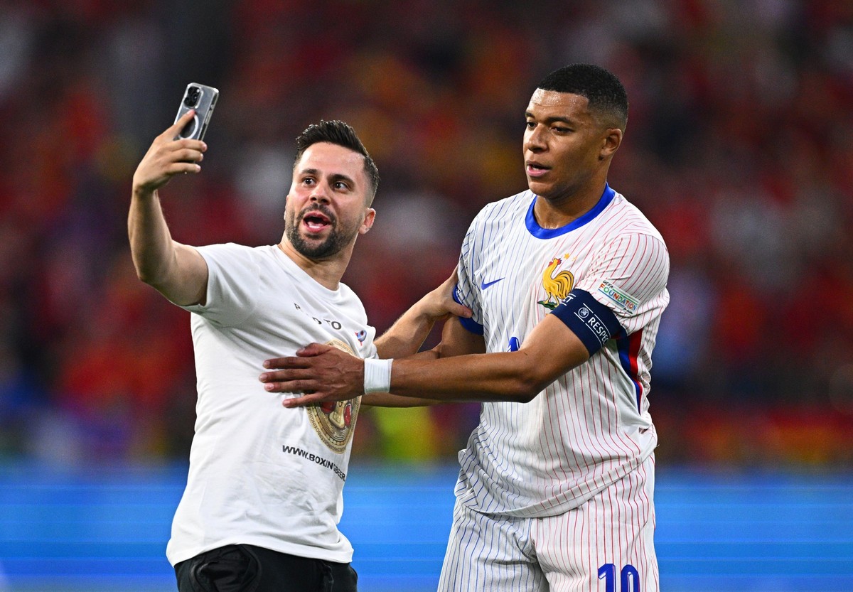 09.07.2024, Bayern, München: Fußball, UEFA Euro 2024, EM, Spanien - Frankreich, Finalrunde, Halbfinale, München Fußball Arena, ein "Flitzer" ist aufs Spielfeld gelaufen und macht ein Selfie ...