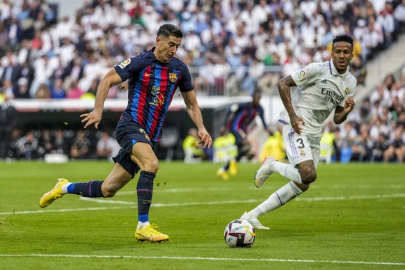 Barcelona&#039;s Robert Lewandowski, left, duels for the ball with Real Madrid&#039;s Eder Militao during La Liga soccer match between Real Madrid and FC Barcelona in Madrid, Spain, Sunday, Oct. 16, 2 ...