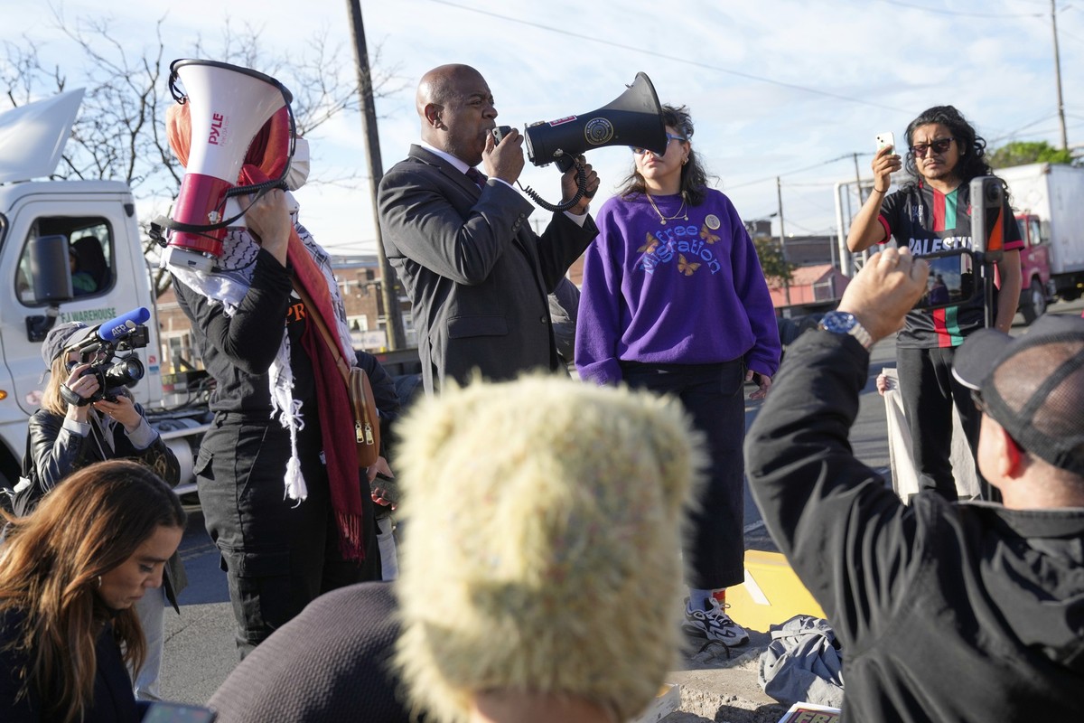 Newark Mayor Ras Baraka speaks to protesters outside of Delaney Hall, a recently re-opened immigration detention center, in Newark, N.J., Wednesday, May 7, 2025. (AP Photo/Seth Wenig)