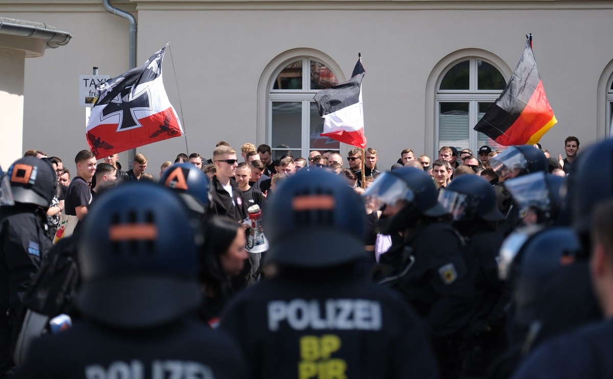 10.08.2024, Sachsen, Bautzen: Teilnehmer einer rechten Demonstrierten werden am Bahnhof von Polizisten begleitet. In Bautzen findet ein Umzug zum Christopher-Street-Day (CSD) statt, die Abschlussparty ...
