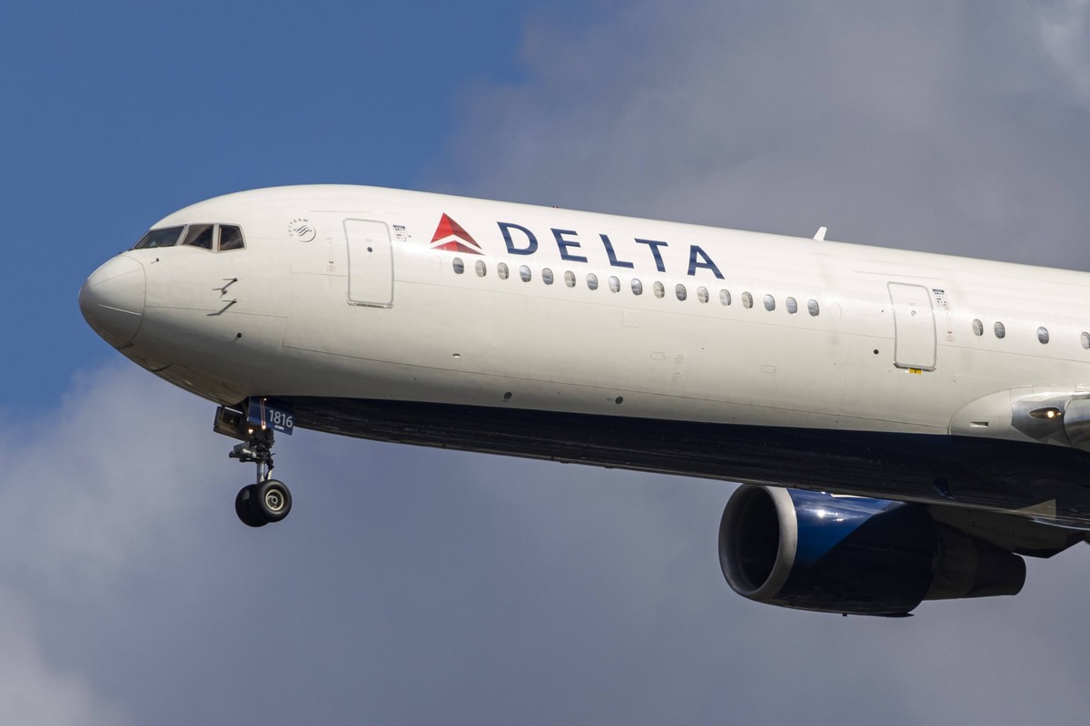 Delta Air Lines Boeing 767-400 Aircraft Landing At London Heathrow Airport Delta Air Lines Boeing 767-400 aircraft spotted on final approach flying before landing at the runway of London Heathrow Airp ...