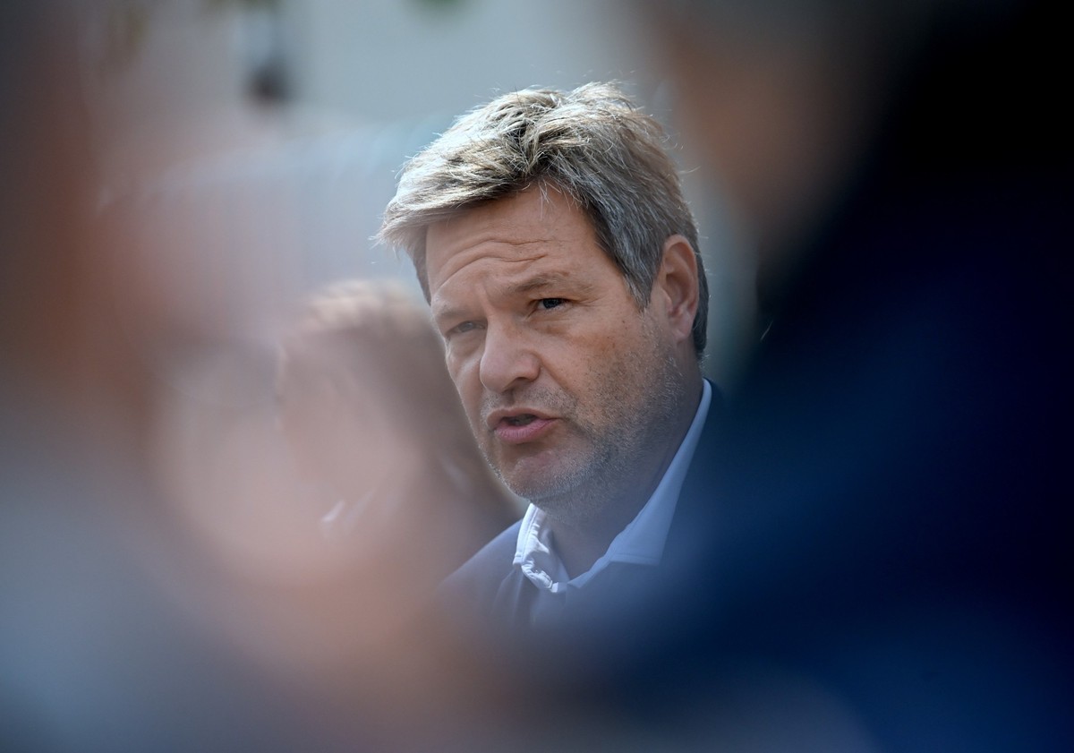 26.07.2023, Berlin: Robert Habeck (Bündnis 90/Die Grünen), Vizekanzler spricht bei einem Statement zum Beschluss der Nationalen Wasserstoffstrategie im Bundeskabinett. (Zu dpa &quot;Habeck will Energi ...