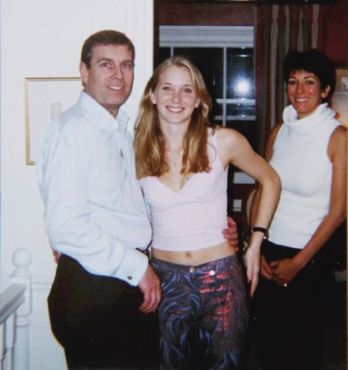 HANDOUT - 15.02.2022, Gro�britannien, London: Die vom US-Justizministerium zur Verf�gung gestellte, undatierte Aufnahme soll Prinz Andrew (l-r), Herzog von York, Virginia Giuffre und Ghislaine Maxwell ...