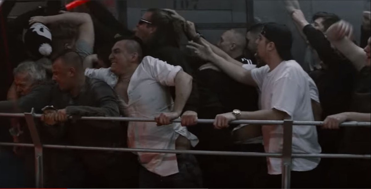 In der zweiten Reihe: Manny Marc und Olexesh im Adidas-Anzug.