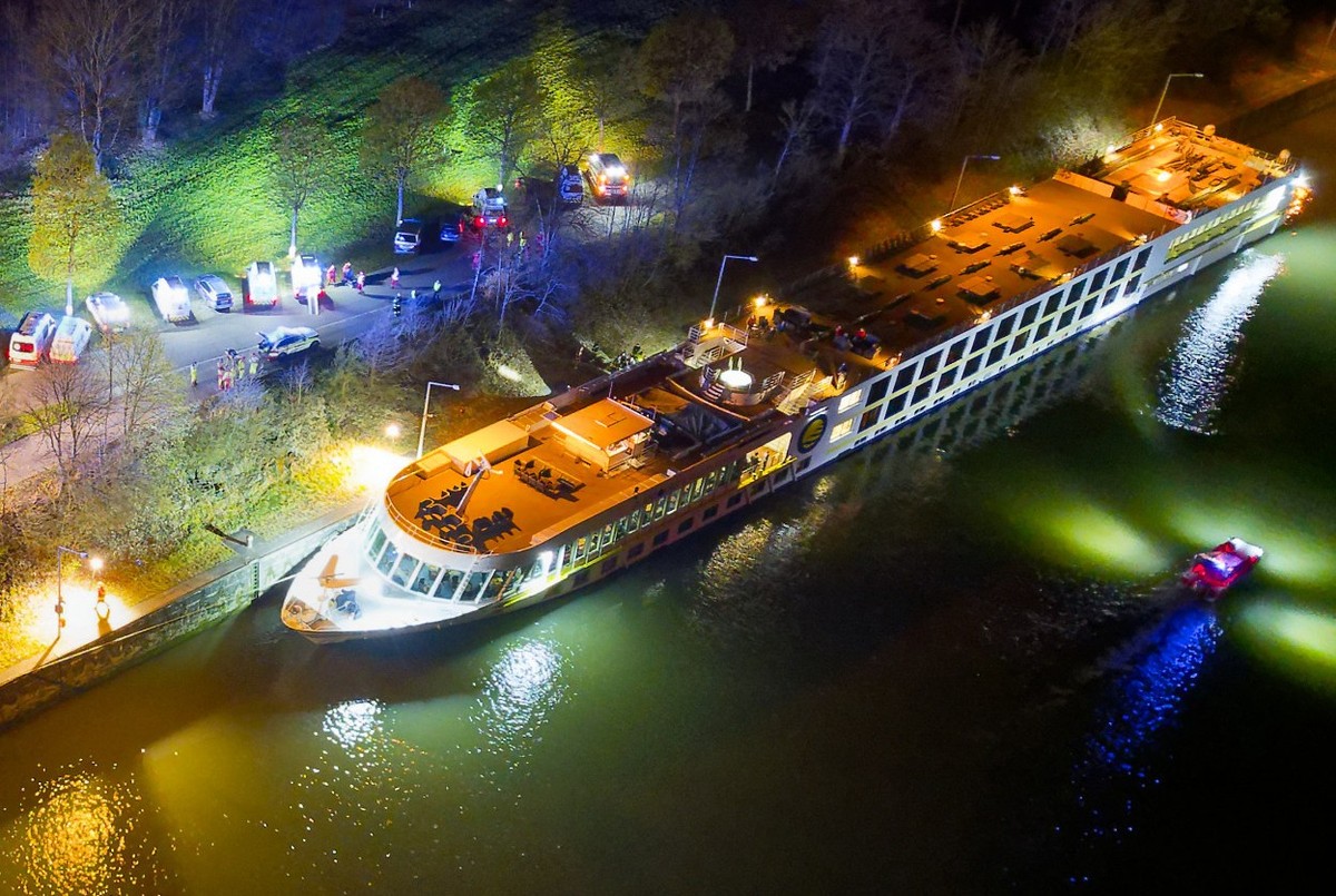 29.03.2024, �sterreich, Aschach An Der Donau: Ein bulgarisches Kreuzfahrtschiff ist in der Nacht in Aschach an der Donau (Bezirk Eferding) im Schleusenbereich gegen eine Betonmauer geprallt (Luftaufna ...