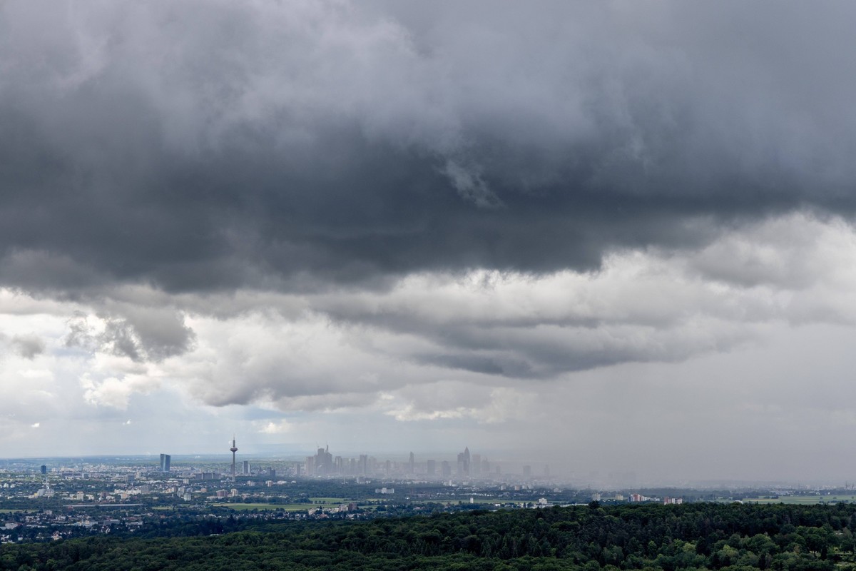 Schauer über Frankfurt Dunkle Wolken eines Schauers mit Starkregen sind vom Taunus aus über der Skyline von Frankfurt am Main zu sehen., Oberursel Hessen Deutschland *** Shower over Frankfurt Dark clo ...