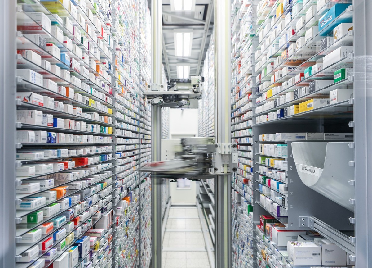 ARCHIV - 31.03.2020, Sachsen, Leipzig: Blick in das automatisierte Medikamentenlager einer Apotheke. Die Knappheit bei Fiebersäften für Kinder ist aus Sicht eines Bundesinstituts teilweise darauf zurü ...