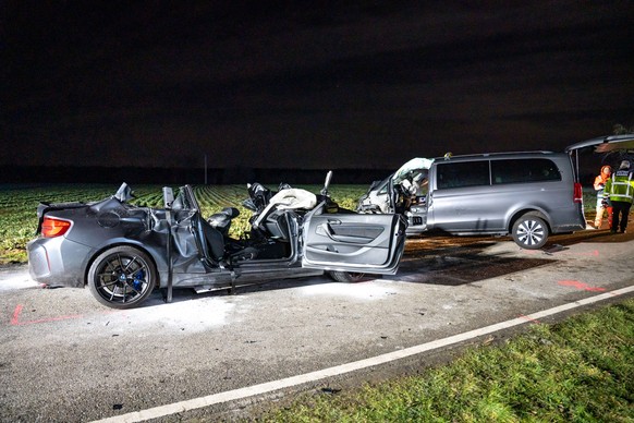 11.03.2023, Baden-Württemberg, Eggenstein: Zwei Fahrzeugwracks stehen auf der Straße am Ostring in Eggenstein nach einem schweren Unfall, bei dem fünf Menschen ums Leben gekommen sind. Ein Auto war fr ...