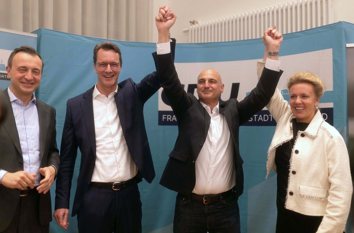 dpatopbilder - 28.09.2025, Nordrhein-Westfalen, Dortmund: Stichwahlen nach der Kommunalwahl in Nordrhein-Westfalen. Hendrik Wüst (CDU, 2.v.l), Ministerpräsident von Nordrhein-Westfalen, gratuliert Ale ...
