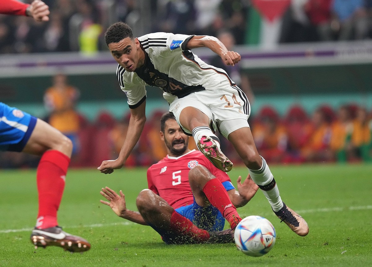QAT, WM FIFA 2022, Group E, Costa Rica vs Deutschland / 01.12.2022, Al Bayt Stadium, Doha, QAT, WM FIFA 2022, Group E, Costa Rica vs Deutschland, im Bild Costa Rica s midfielder Celso Borges , Germany ...