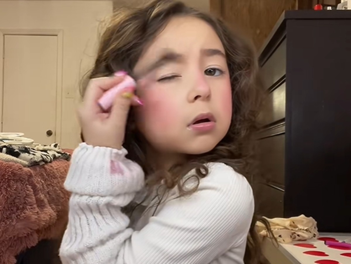 Nägel, Haare, Make-up: Mit sechs Jahren weiß Evie schon ziemlich viel über Beauty-Routinen.
