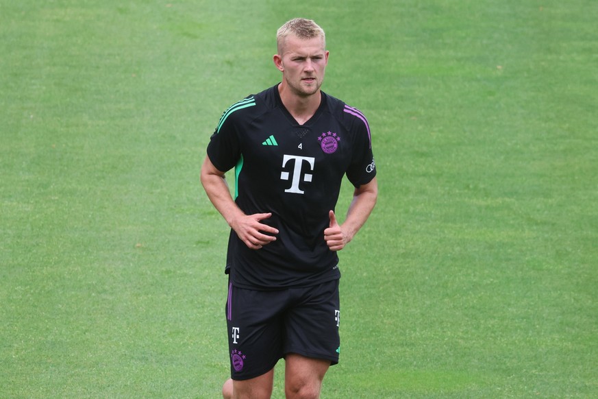 4 Matthijs de Ligt, beim Laufen, Auslaufen, am Trainingsende, Fussball / FC Bayern Muenchen / Training an der Saebenerstrasse / 13.07.2023 / FOTO: Mladen Lackovic / LakoPress *** 4 Matthijs de Ligt, r ...