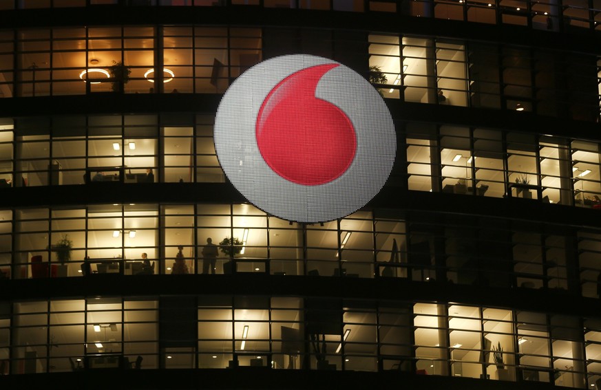 ARCHIV - 31.01.2017, Nordrhein-Westfalen, Düsseldorf: Das Logo an der Unternehmenszentrale von Vodafone GmbH. (zu dpa «Vodafone will weltweit 11 000 Stellen abbauen - 1300 in Deutschland») Foto: pictu ...