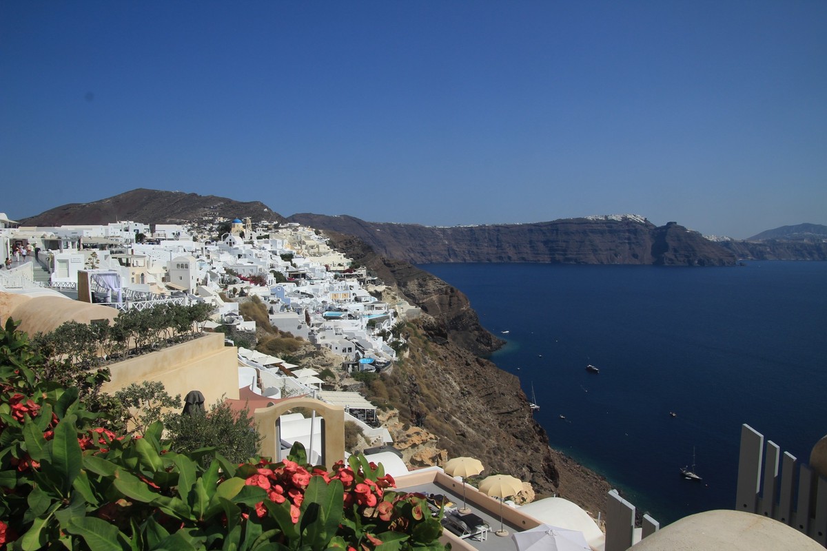 ARCHIV - 17.09.2021, Griechenland, Santorini: Blick auf das H