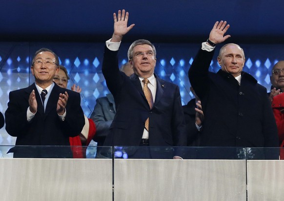 IOC-Präsident Thomas Bach (Mitte) und Wladimir Putin bei der Eröffnung der Olympischen Spiele in Sotschi. 