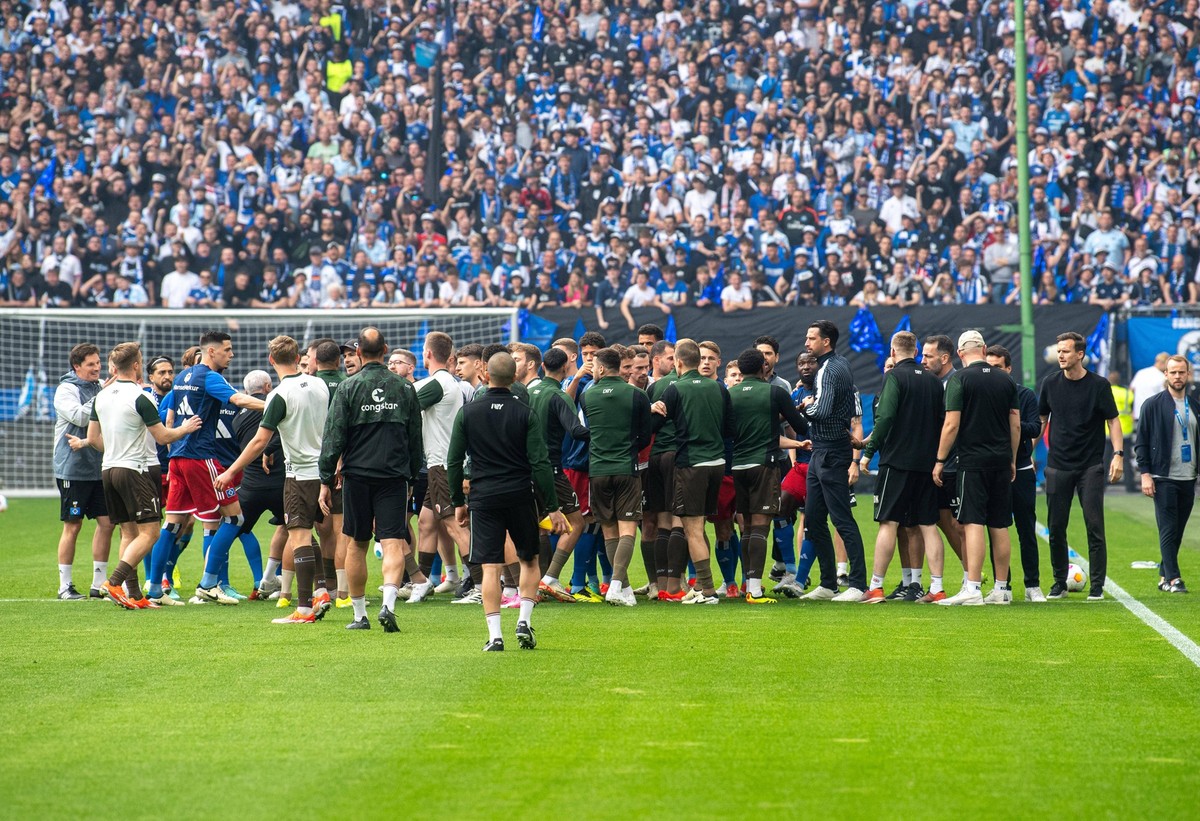 Fussball, Herren, Saison 2023/2024, 2. Bundesliga 32. Spieltag, Hamburger SV - FC St. Pauli, bei der Erw�rmung geraten Spieler und Verantwortliche beider Mannschaften aneinander, 03.05. 2024, *** Socc ...