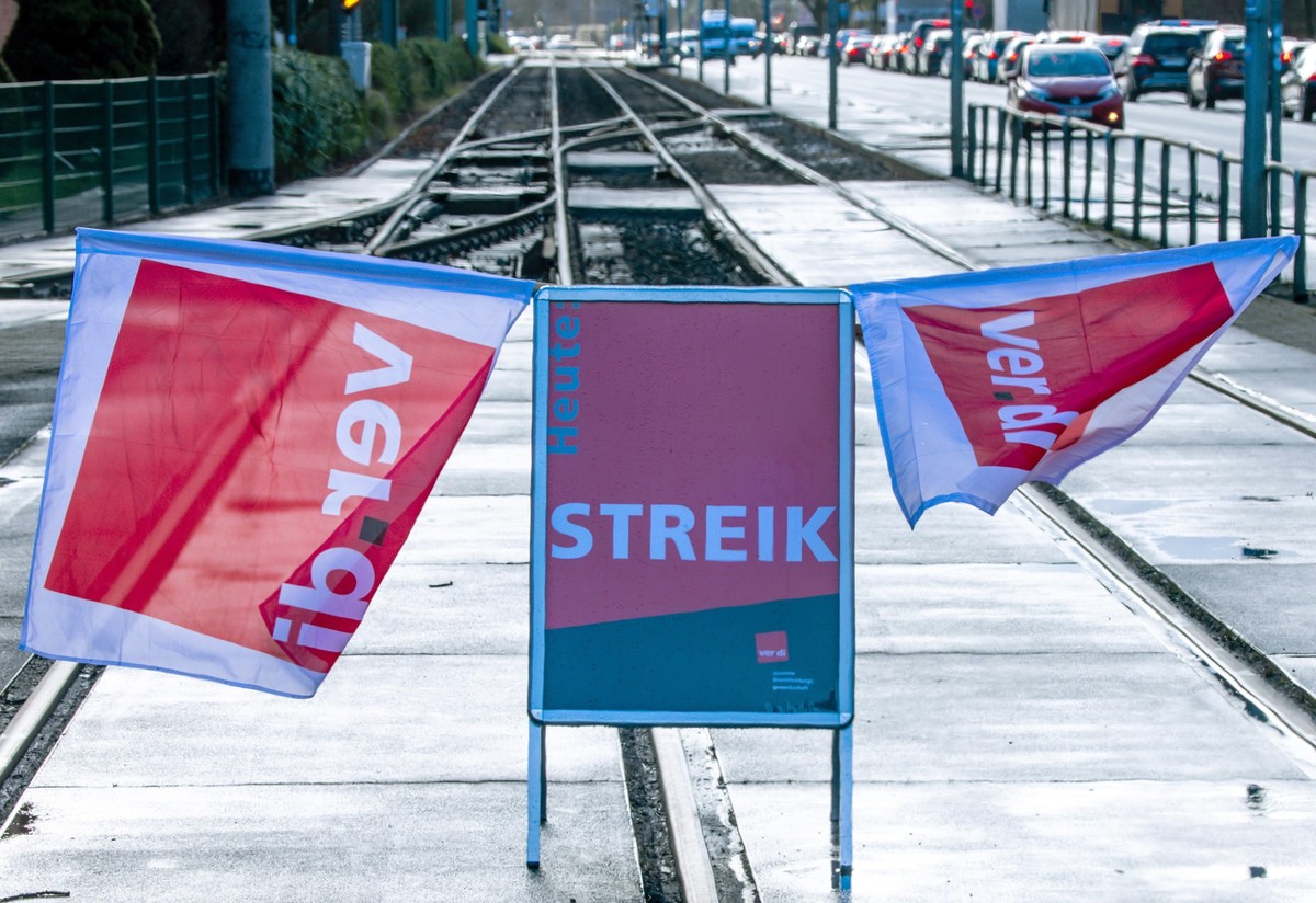 ARCHIV - 21.02.2024, Mecklenburg-Vorpommern, Rostock: Ein Streikschild steht auf den Schienen vor der Zufahrt zum Straßenbahndepot. (zu dpa: «ÖPNV-Streik in NRW wird am Dienstag fortgesetzt») Foto: Je ...
