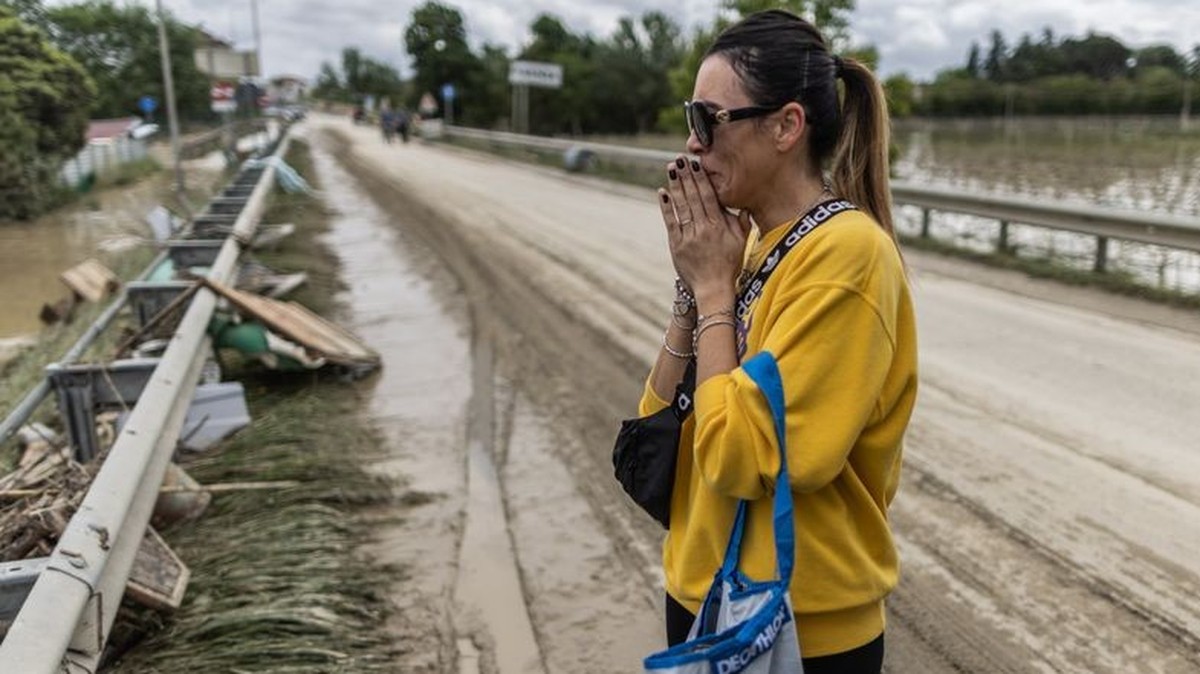 dpatopbilder - 18.05.2023, Italien, Faenza: Die Anwohnerin Federica Pizzuto weint, als sie ihr neu renoviertes Haus zum ersten Mal sieht, nachdem es von einer meterhohen Flutwelle verwüstet worden ist ...