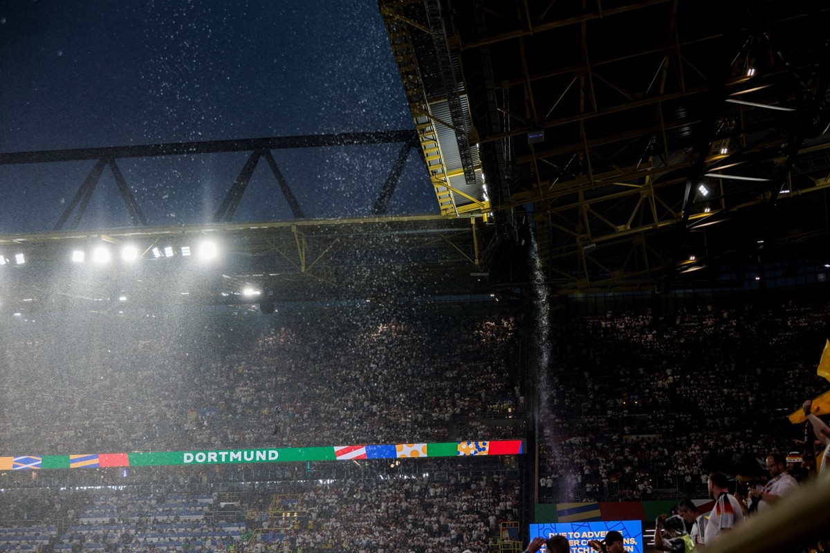 Auf das Dach des Dortmunder Stadions ist eine Person gelangt, die Polizei war im Einsatz.