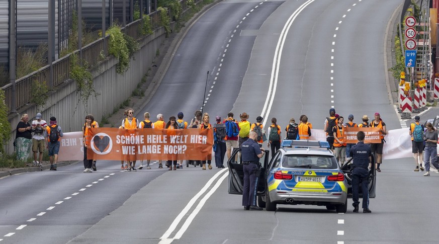 Die Letzte Generation blockiert Bundesstraße B 19 in Würzburg, am 15.8.2023 *** The Last Generation blocks federal highway B 19 in Würzburg, on 15 8 2023 Copyright: HMBxMedia/xHeikoxBecker