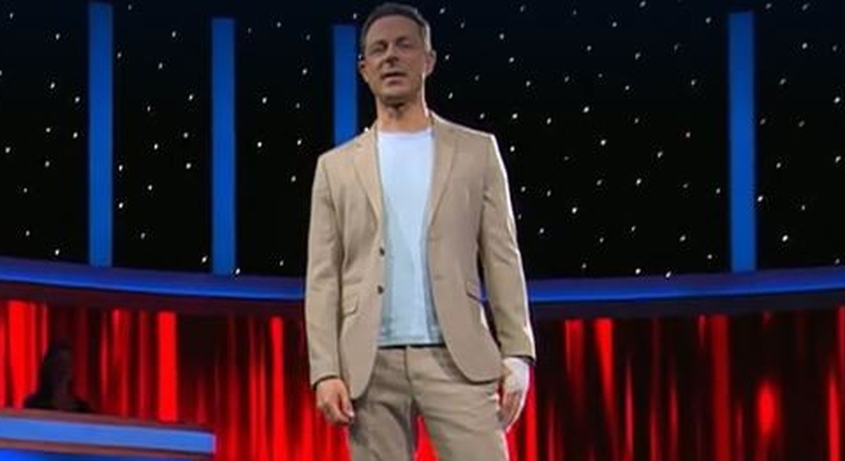 Alexander Bommes trägt an seiner Hand einen Verband.