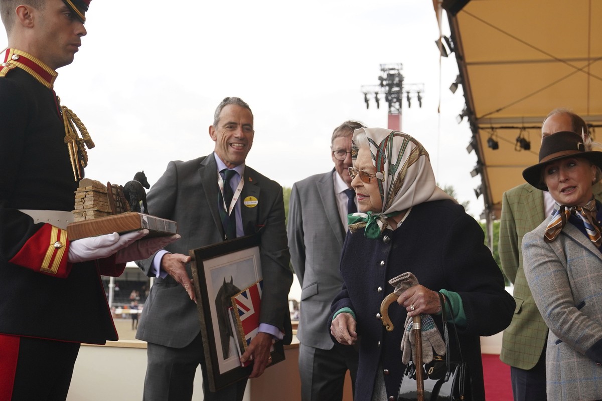 13.05.2022, Gro�britannien, Windsor: Die britische K�nigin Elizabeth II. (2.v.r) betritt die k�nigliche Loge bei der Royal Windsor Horse Show. Queen Elizabeth II. hat bei der Royal Windsor Horse Show ...